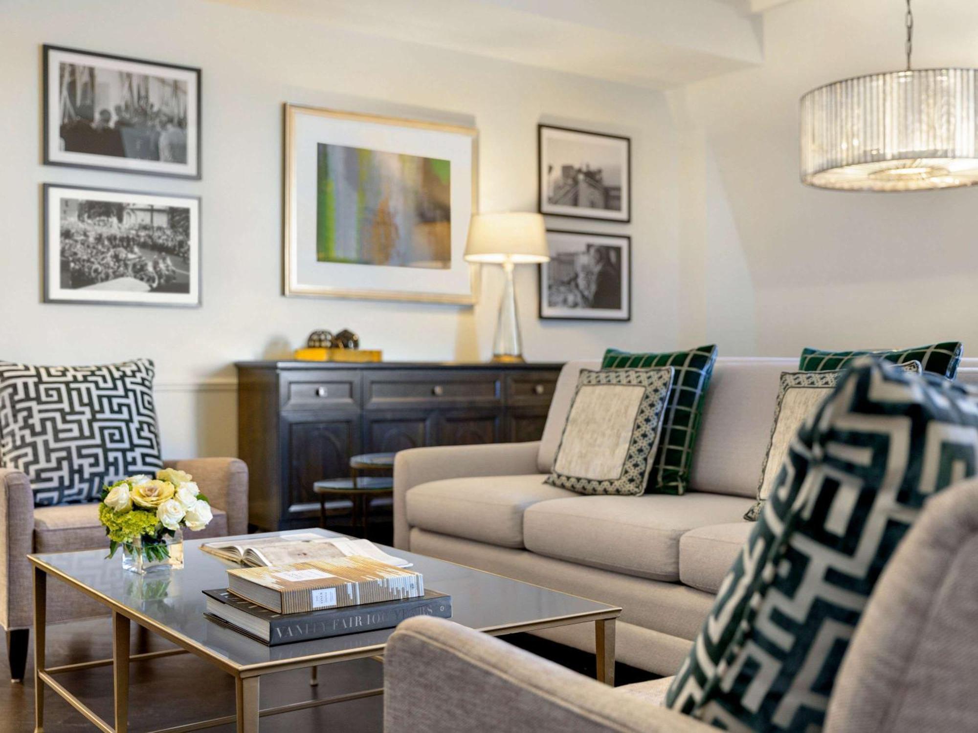 Fairmont Le Chateau Frontenac Quebec City Luaran gambar A living room at The Carlyle