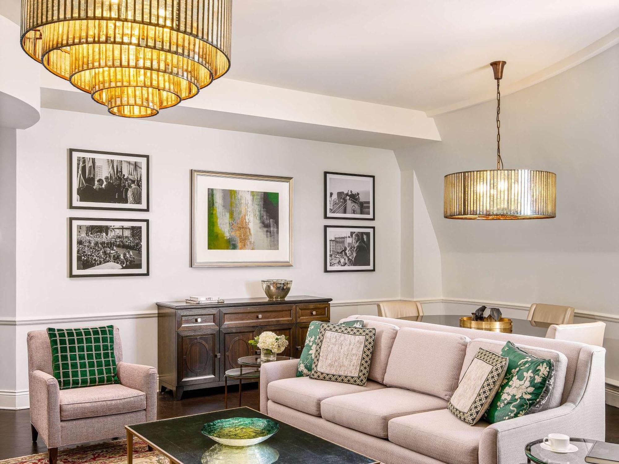 Fairmont Le Chateau Frontenac Quebec City Luaran gambar A living room with a sofa
