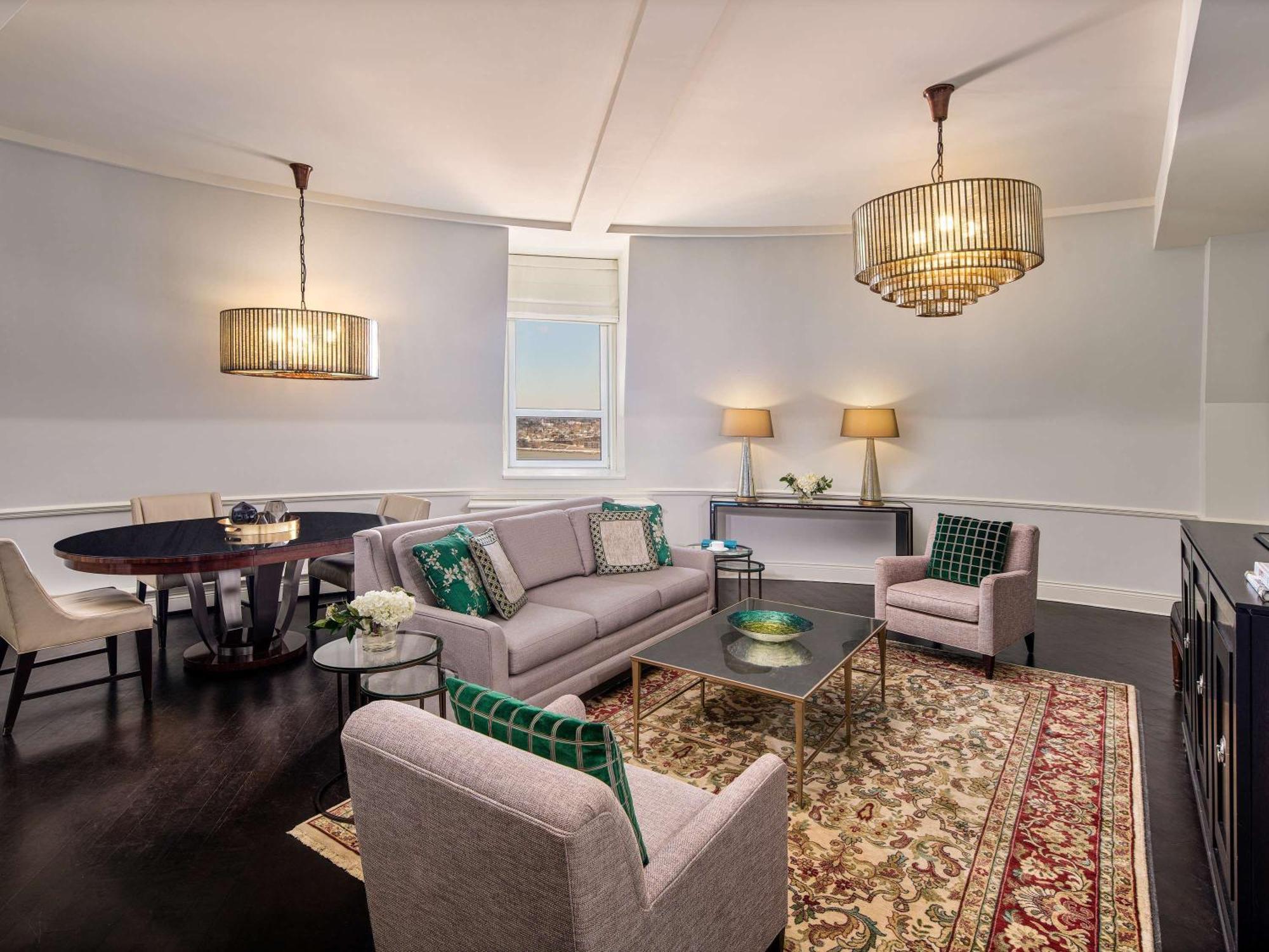 Fairmont Le Chateau Frontenac Quebec City Luaran gambar The living room of a suite at the hotel
