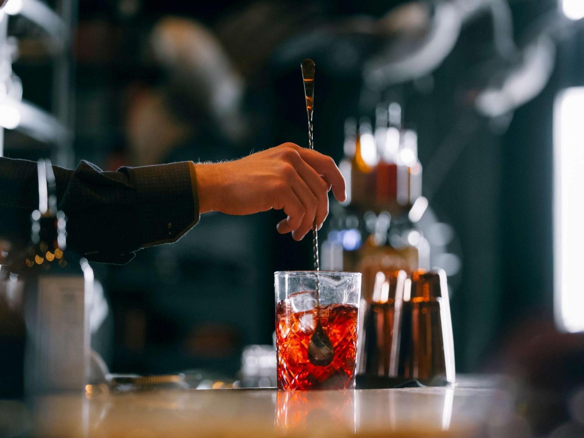 Fairmont Le Chateau Frontenac Quebec City Luaran gambar A bartender stirring a Negroni